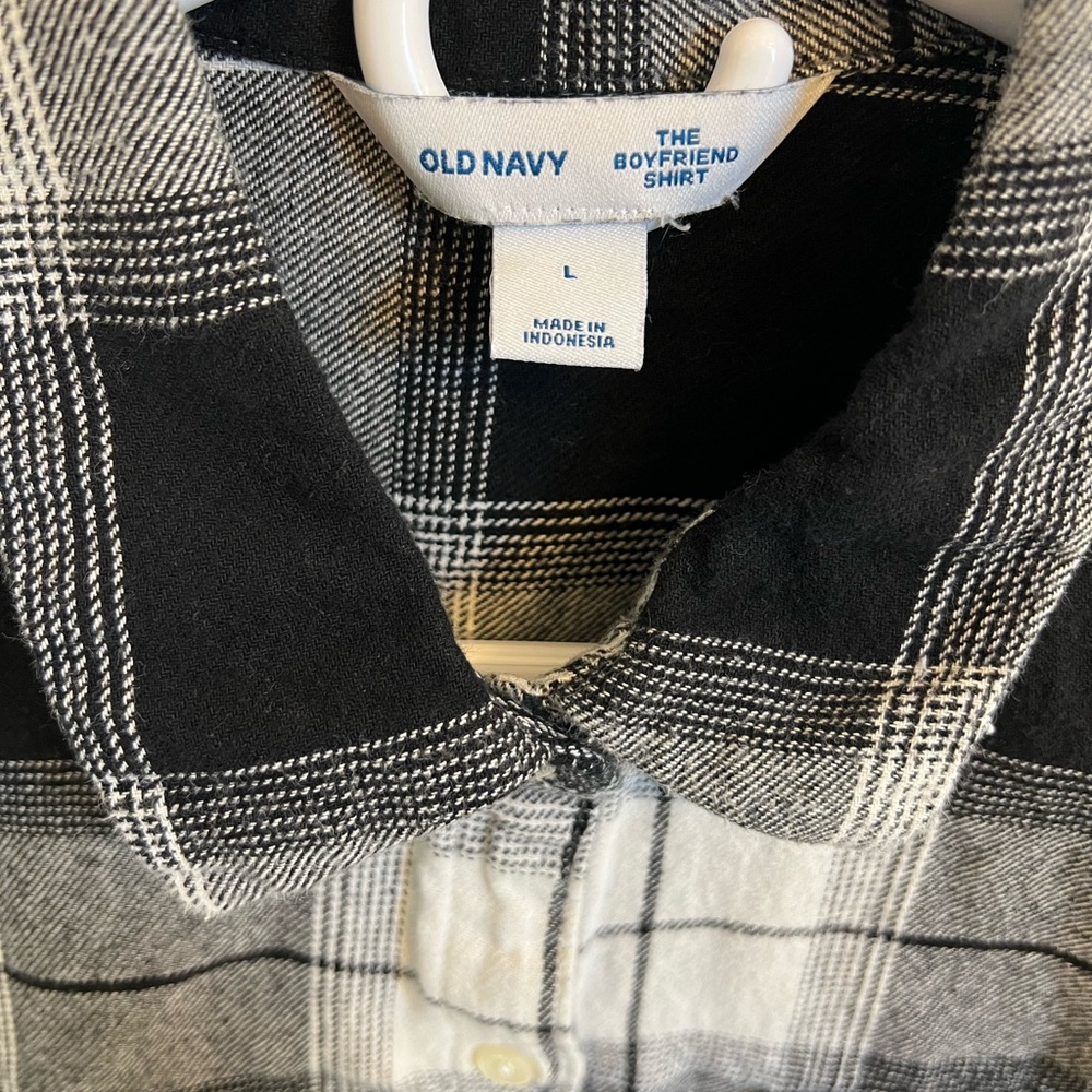 ✨5/$25 Old Navy Black and White Plaid Button-Up Shirt, Size L - Picture 3 of 7